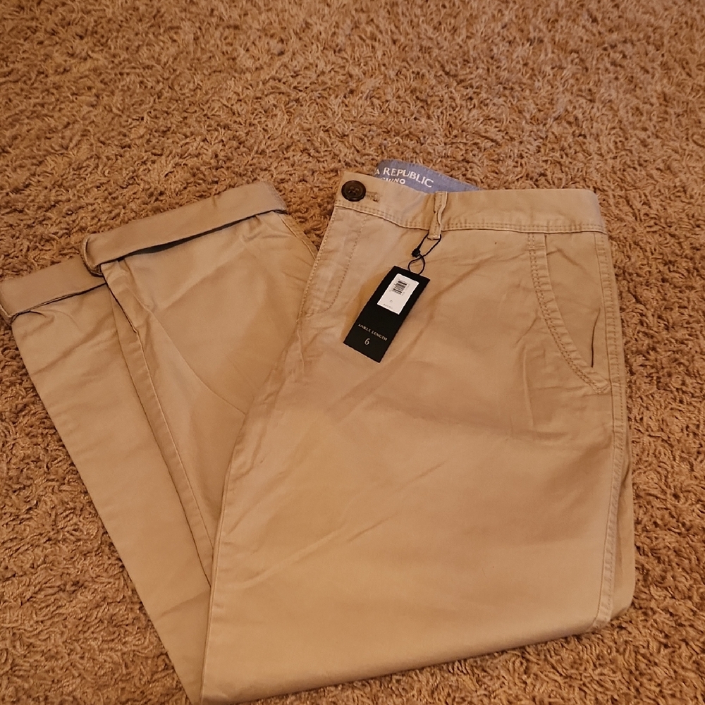 NWT Banana Republuc Tan Capri Womans Size 6